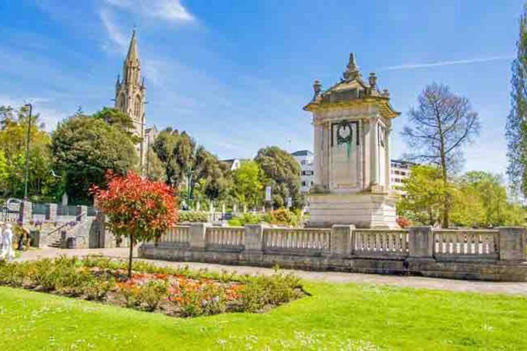 Spacious 4 Bed Rooms, Parking, Garden And Near Parks, Beaches And University Bournemouth Dış mekan fotoğraf