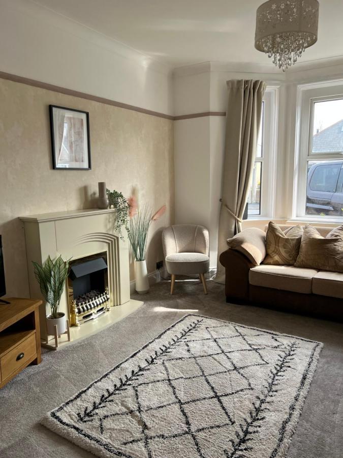 Spacious 4 Bed Rooms, Parking, Garden And Near Parks, Beaches And University Bournemouth Dış mekan fotoğraf